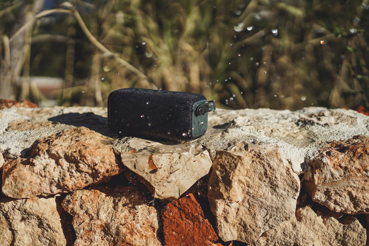 fresh_n_rebel_rockbox_bold_m_bluetooth_concrete 10.jpg